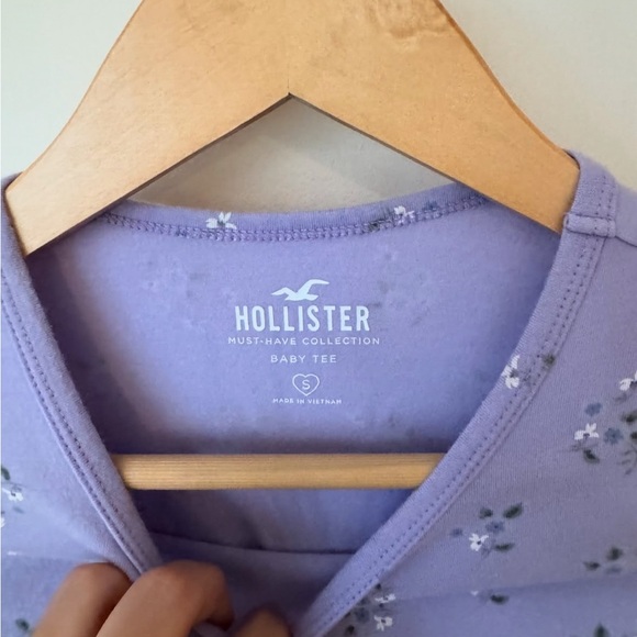 Hollister Baby Tee - Picture 2 of 2